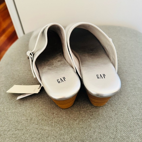 GAP faux leather silver clogs NWT - Picture 5 of 7